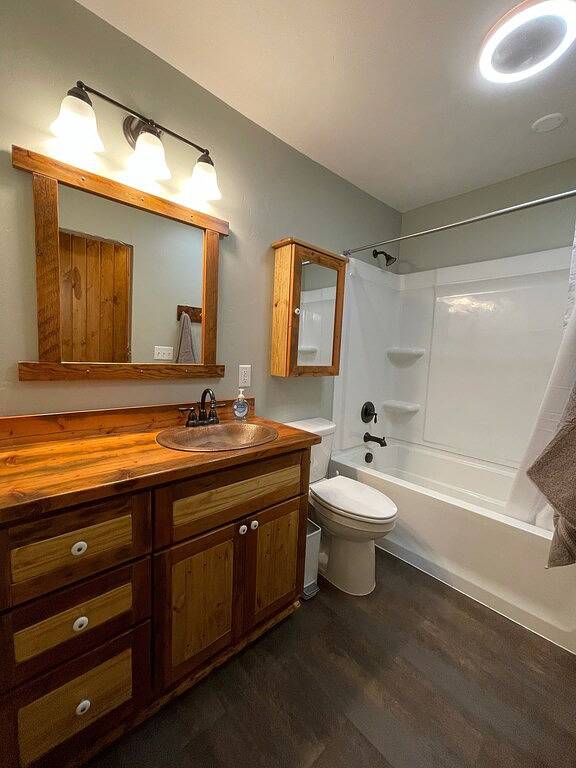 Log cabin for 16 people, with hot tub and terrace in Island Park