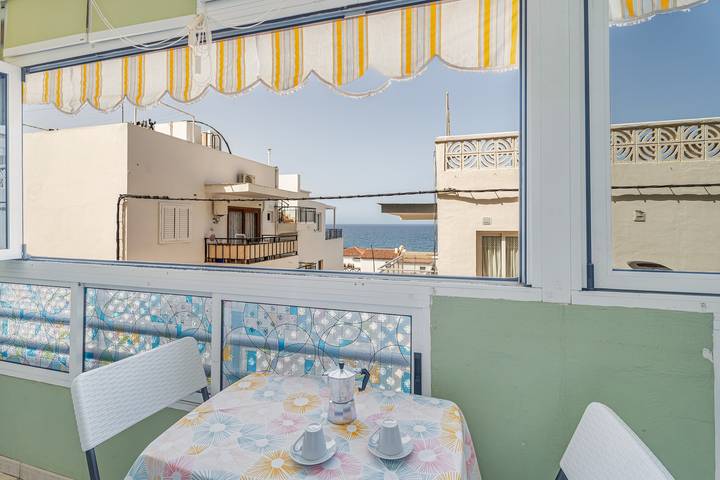 Ganze Wohnung, Ferienwohnung 'Ceyla 214' mit Meerblick, privater Terrasse und Wlan in Playa de las Américas, Arona