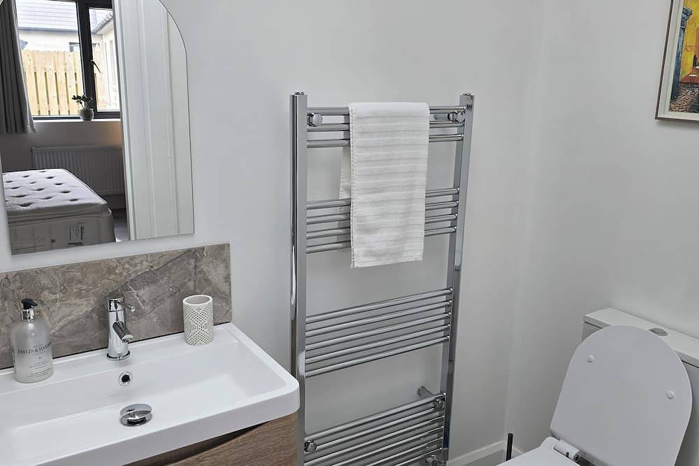 Entire apartment, Charming 1-bedroom apartment in beautiful Burnham a 5 min drive outside Dingle in Dingle Peninsula