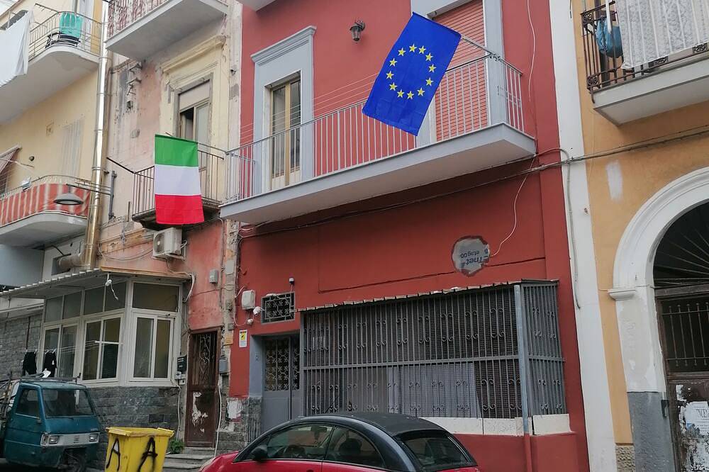 Entire apartment, Close to Naples, Pompeii and 100 meters from boarding to Capri, Amalfi and Positano in Torre del Greco, Vesuvio National Park