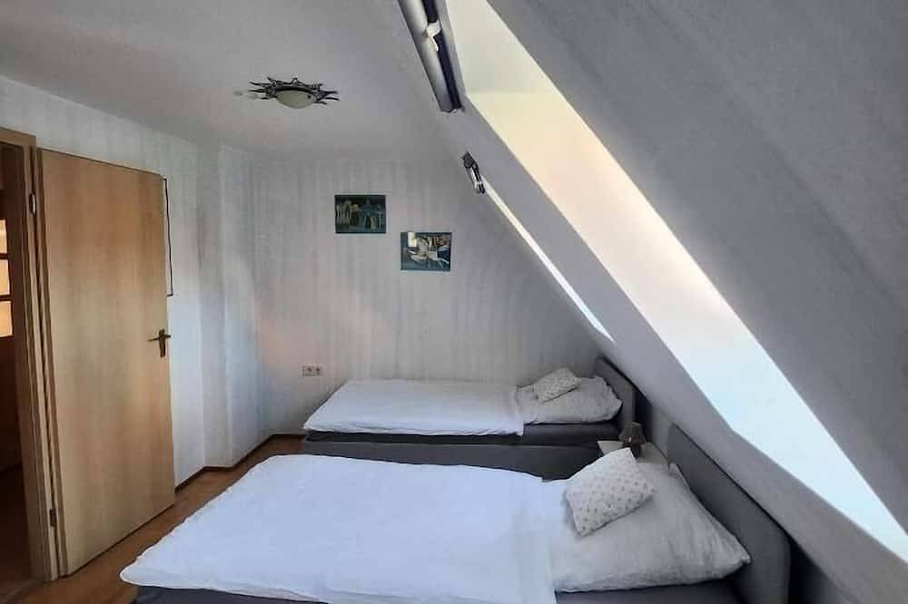 Ganze Wohnung, Großzügige Ferienwohnung in direkter Lage des historischen Ortskerns in Schonungen, Franken