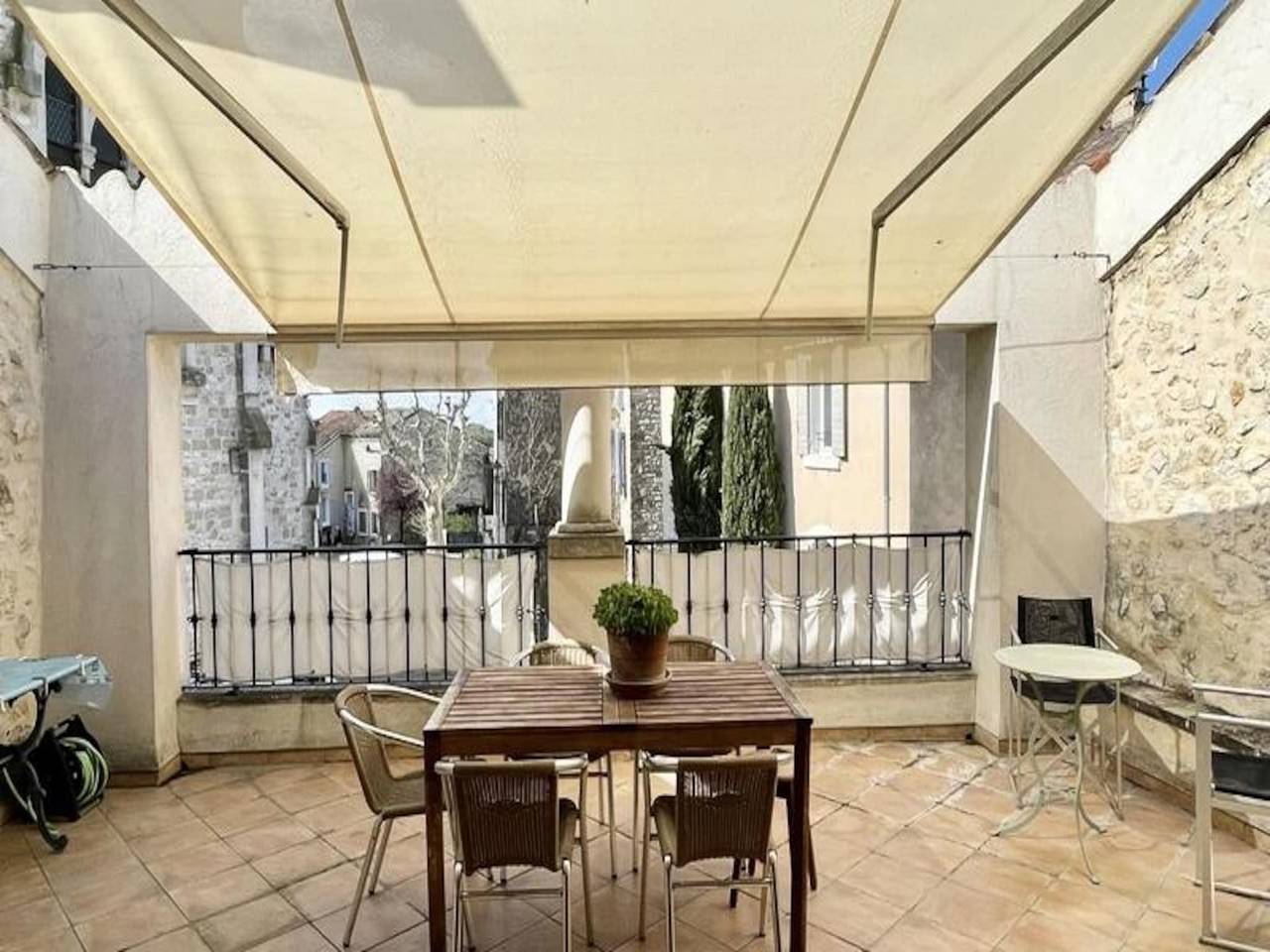 Entire apartment, Houses & Villas for 6 People in Saint-Cannat, Aix-en-Provence region