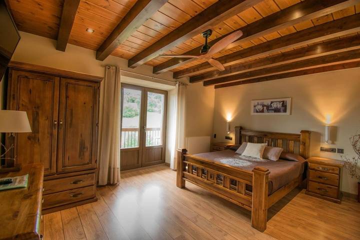 Casa rural para 3 personas, con jardín y jacuzzi, Familias con niños en Pirineo Navarro - 2