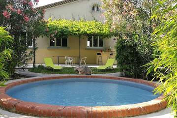 Cottage pour 6 personnes, avec terrasse et jardin à Sarrians