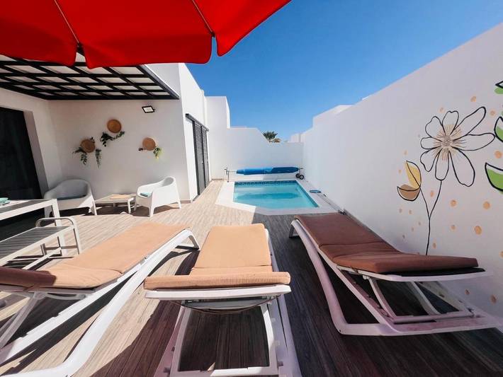 Beach house for 8 people, with Terrace and Pool in Lanzarote