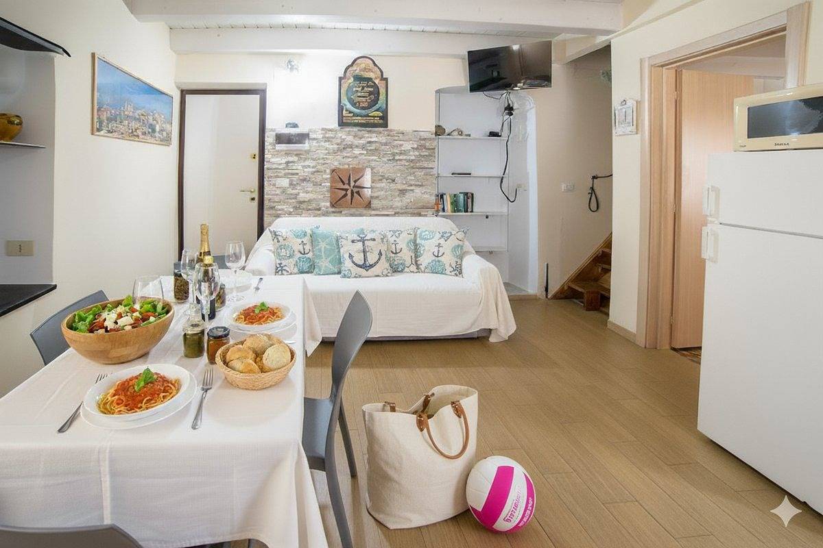 Ganze Wohnung, Wohnung mit Terrasse mit Meerblick | Ap27 in Porto Maurizio, Imperia