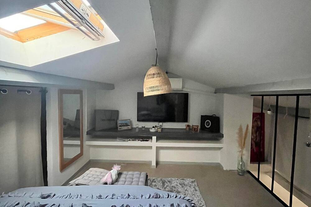 Appartement entier, Intra-muros- Appartement Avec Balcon et Carte Parking in Aigues-Mortes, Côte d'Améthyste