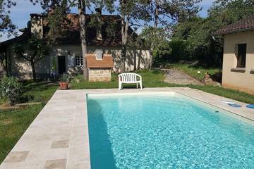 Location de vacances pour 14 personnes, avec vue ainsi que terrasse et piscine à Figeac
