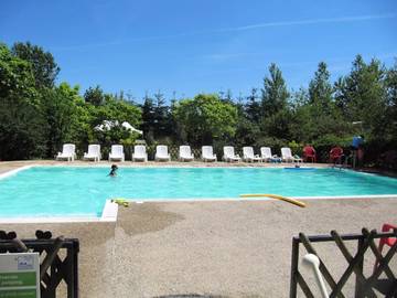 Maison de campagne pour 7 personnes, avec piscine et terrasse, animaux acceptés à Seillac