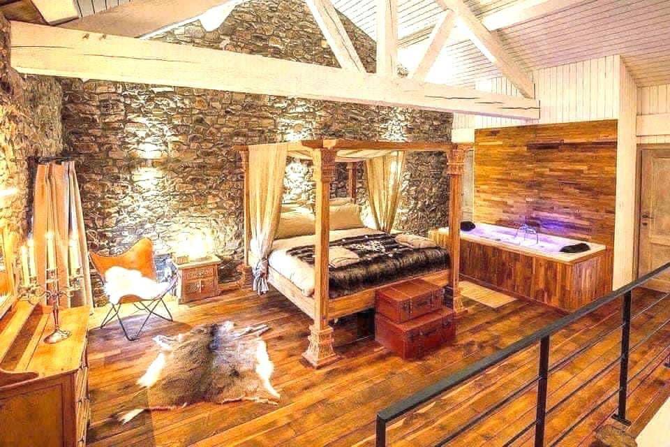 Queen Suite with Spa Bath in Mormont, Érezée
