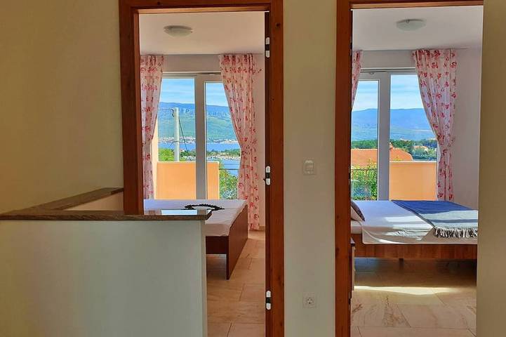 Appartement entier, Appartement Rebeka - vue mer, 160 m de la mer, terrasse, balcon, aire de jeux in Silo (Krk), Krk