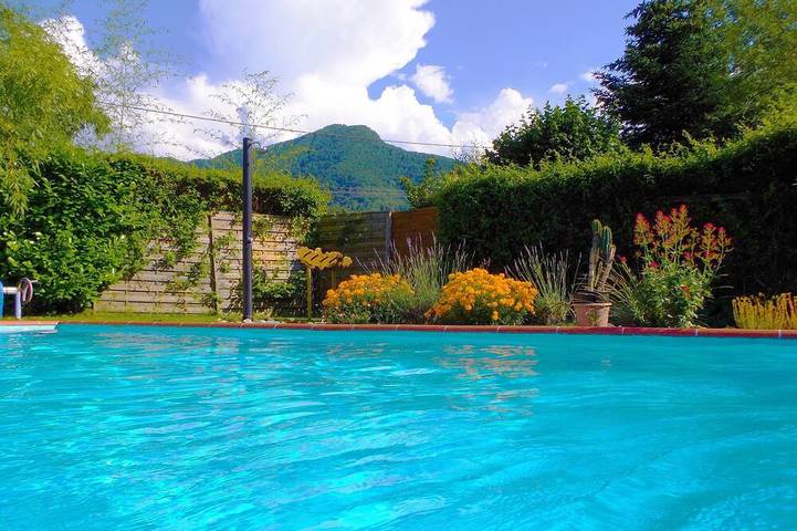 Location de vacances pour 5 personnes, avec Terrasse ainsi que Jardin et Piscine à Seix