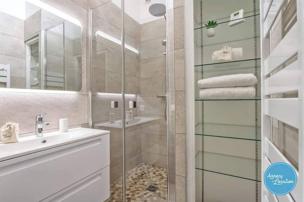 Apartamento entero, La Savoyarde - T2 apartment close to the lake. in Menthon-Saint-Bernard, Región de Annecy