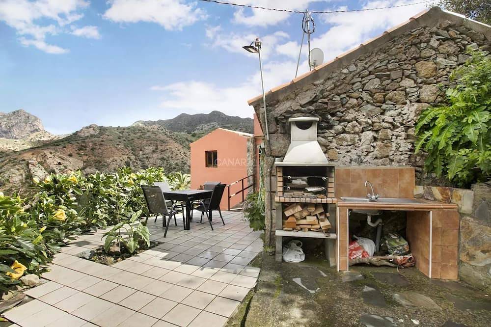 Charming 3-Bedroom Stone House with Scenic Views in Vallehermoso, La G in Los Chapines, Vallehermoso