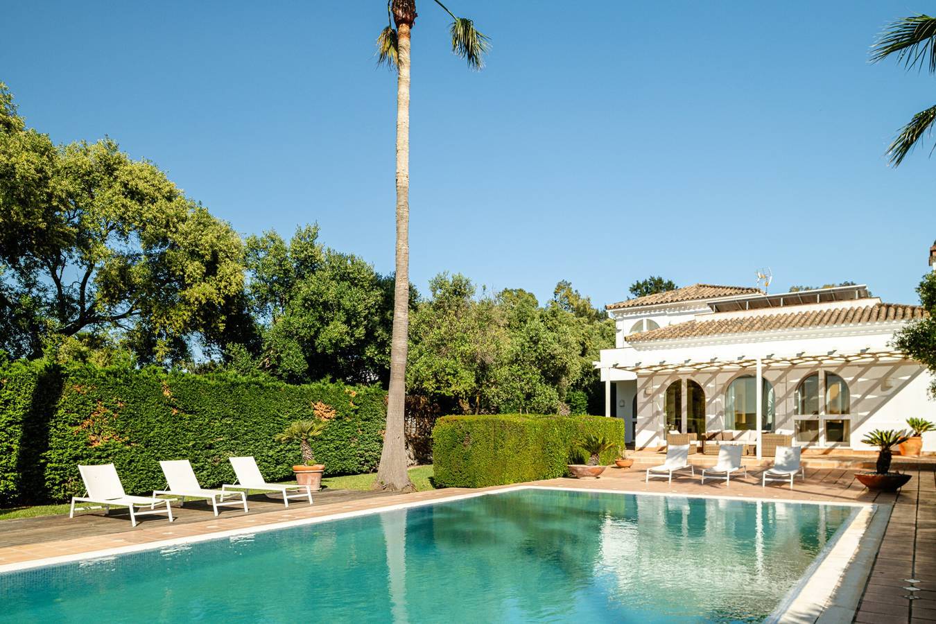 Villa Rosa con piscina, jardín y Wi-Fi in Benalup-Casas Viejas, Costa de la Luz