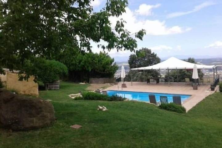 Gîte pour 15 personnes, avec Balcon ainsi que Terrasse et Jardin à Camós