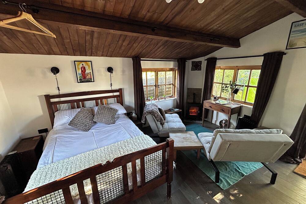 Centrally located cosy cabin in the heart of Chichester close to all attractions in Chichester, West Sussex