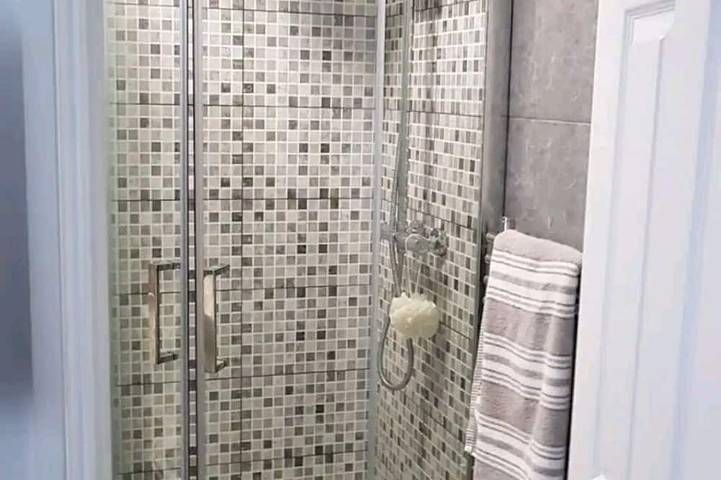 Double bedroom with ensuite and private entrance in London, Südostengland