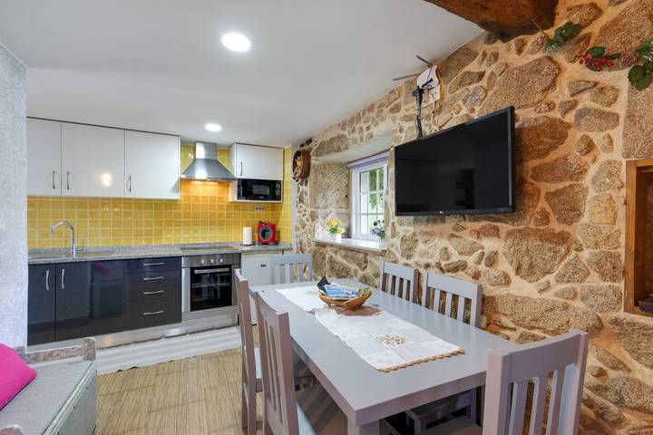 Holiday Home 'Cantinho Da Avó' with Mountain View, Private Terrace and Wi-Fi in Loivo, Viana do Castelo District