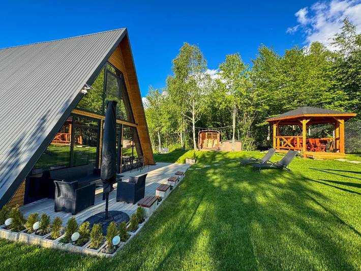 Gîte pour 7 personnes, avec Balcon et Jacuzzi ainsi que Terrasse et Jardin