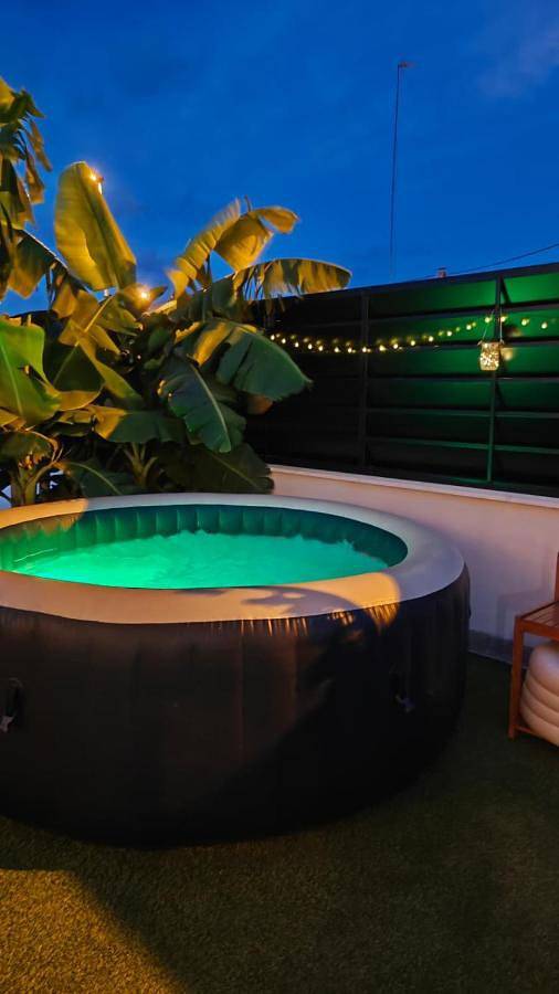 Chalet para 2 personas, con jardín y jacuzzi - 1