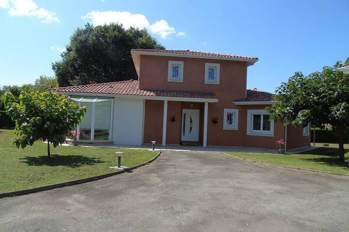 Gîte pour 6 personnes, avec piscine et jacuzzi, animaux acceptés à Carcen-Ponson