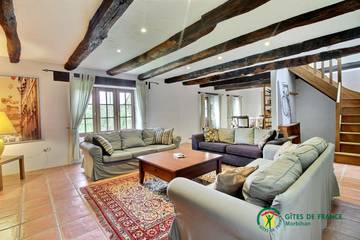 Gîte pour 8 personnes, avec piscine ainsi que jardin et terrasse à Baud (mesure)