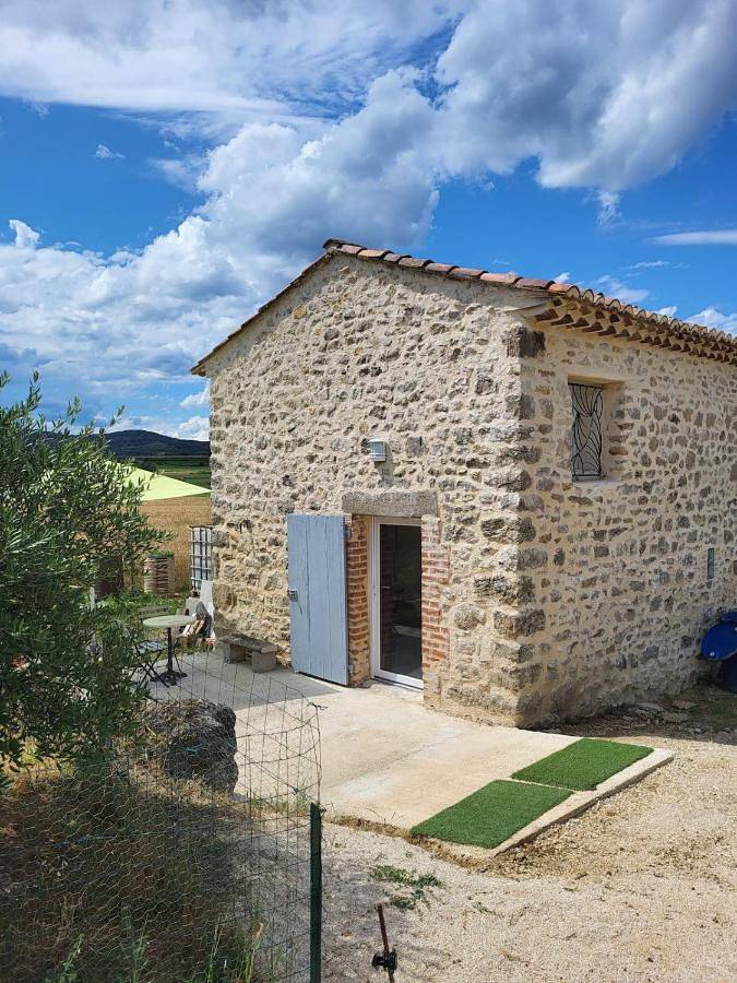 Location de vacances pour 4 personnes, avec vue et terrasse ainsi que jardin et piscine à Barjac - 2