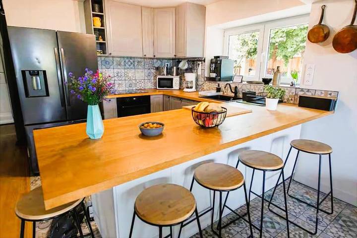 Location de vacances pour 14 personnes, avec vue ainsi que piscine et jardin à Beaubery - 2