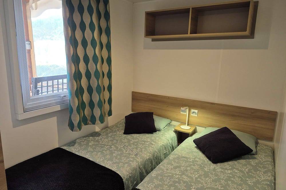 Comfortable mobile home for 6 to 8 people with covered terrace at Lac des Rêves in Lattes, Côte d'Améthyste