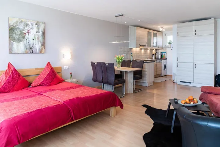 Ferienwohnung für 3 Personen, mit Balkon und Ausblick sowie Pool und Seeblick - 1