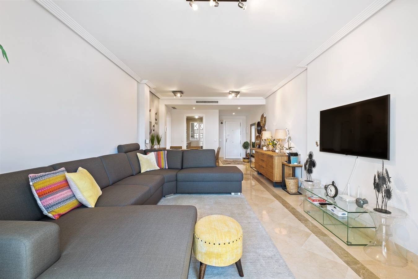 Apartamento entero, Apartamento 'Casa Eva' con piscina compartida, Wi-Fi y aire acondicionado in El Castillo de la Heredia, Benahavís