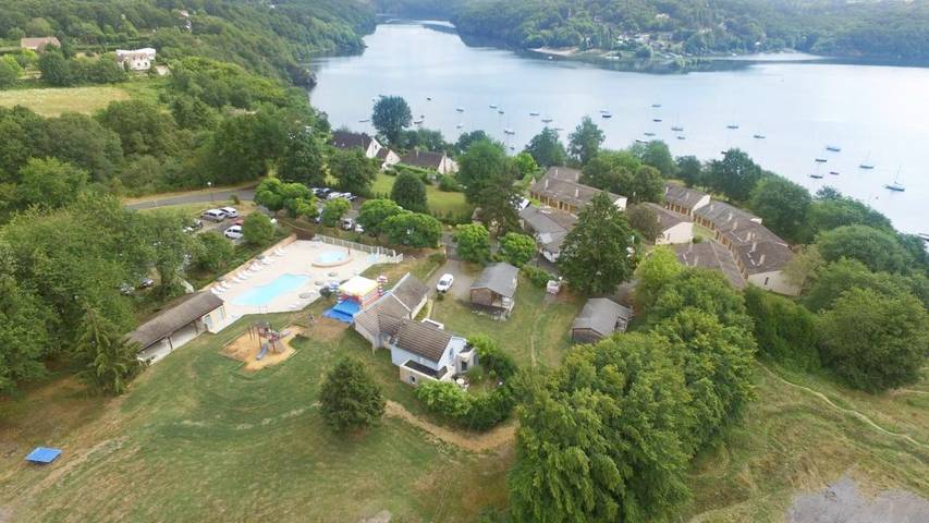 Parc de vacances pour 5 personnes, avec terrasse et piscine, animaux acceptés à Éguzon-Chantôme - 4