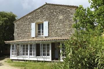 Gîte pour 4 personnes, avec piscine et jardin, animaux acceptés à Junas