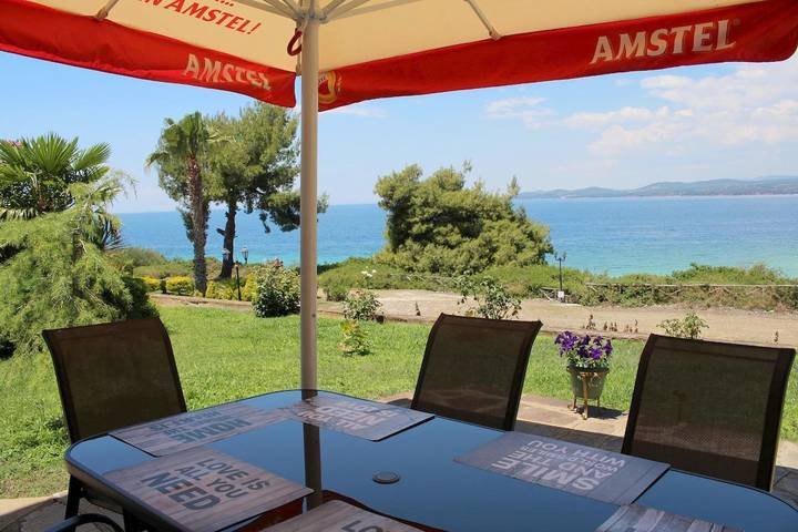 Traumhaft gelegenes Ferienhaus direkt am Meer, Wifi | Nikiti, Chalkidiki-Sithonia in Nikiti, Sithonia Halbinsel