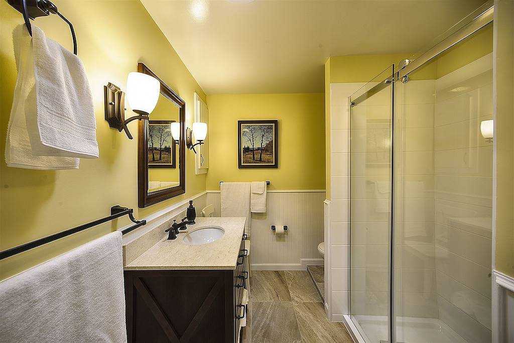 Ganze Wohnung, Peachlands Baumhaus Suite in Peachland, Regional District of Central Okanagan