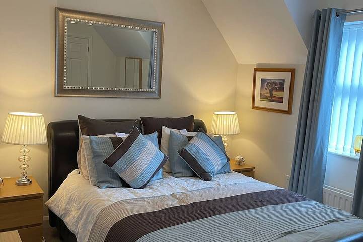 The Grange, Portrush. Deluxe holiday home, 8 beds, up to 12 guests, 6 bedrooms. in Portrush, County Antrim