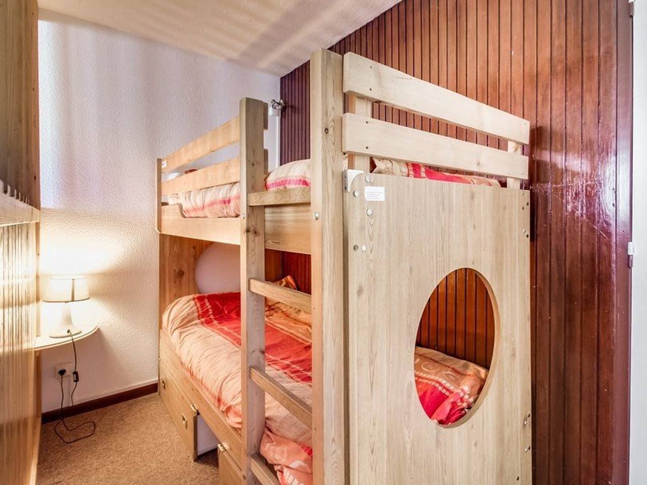 Entire studio, Cozy Studio with Cabin, Sleeps 4, South-Facing Balcony, Ski-In/Ski-Out, Near Amenities in La Mongie, Bagnères-de-Bigorre