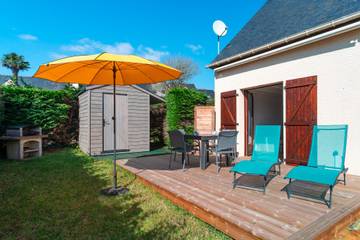 Gîte pour 4 personnes, avec terrasse ainsi que jardin et piscine à Clohars-Carnoët
