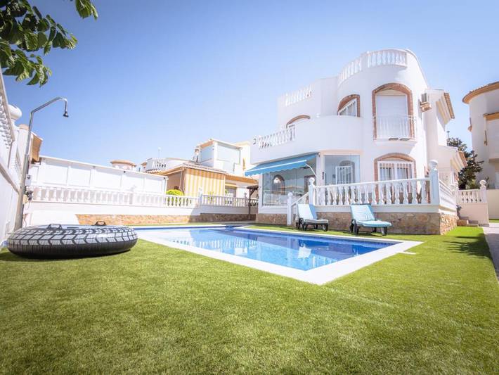 Villa voor 6 personen, with Balkon and Terras as well as Tuin and Zwembad in Pilar de la Horadada