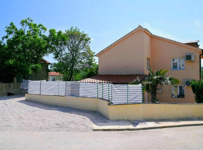 Ferienhaus für 8 Personen, mit Garten