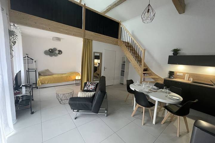 Gîte pour 5 personnes, avec terrasse ainsi que piscine et jardin à Beynost - 3