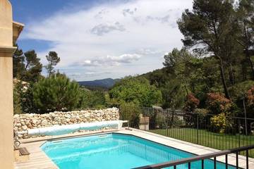 Gîte pour 6 personnes, avec piscine et terrasse ainsi que jardin et jacuzzi à Peypin