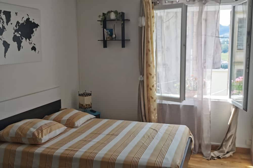 Apartamento inteiro, Appartement T2 au Calme Avec Belle vue sur la Vallée - La Fregate in Cours-la-Ville, Villefranche-sur-Saône (Região)
