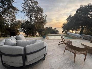 Gîte pour 12 personnes, avec vue ainsi que jardin et piscine dans Plage des Nonnes
