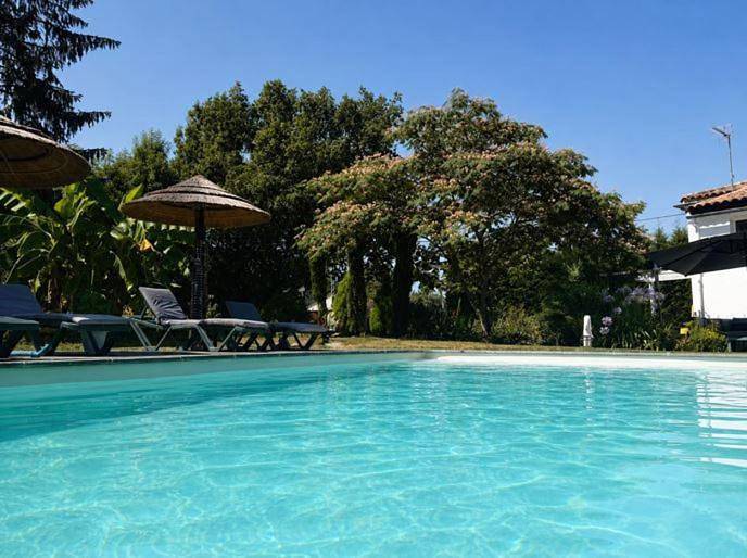 Chambre d’hôte pour 2 personnes, avec Terrasse et Jacuzzi ainsi que Jardin et Piscine à Curzon (homonymie)