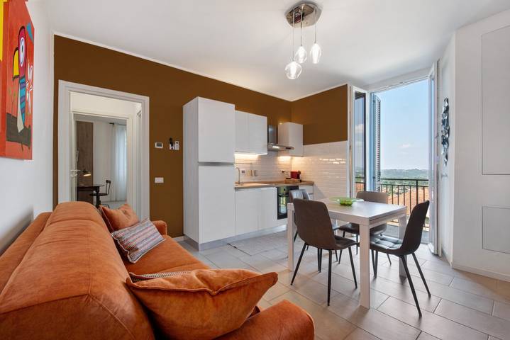 Appartamento intero, Appartamento 'Diamond House Holiday' con Vista Montagna, Wi-Fi e Aria Condizionata in Capiago Intimiano, Brianza