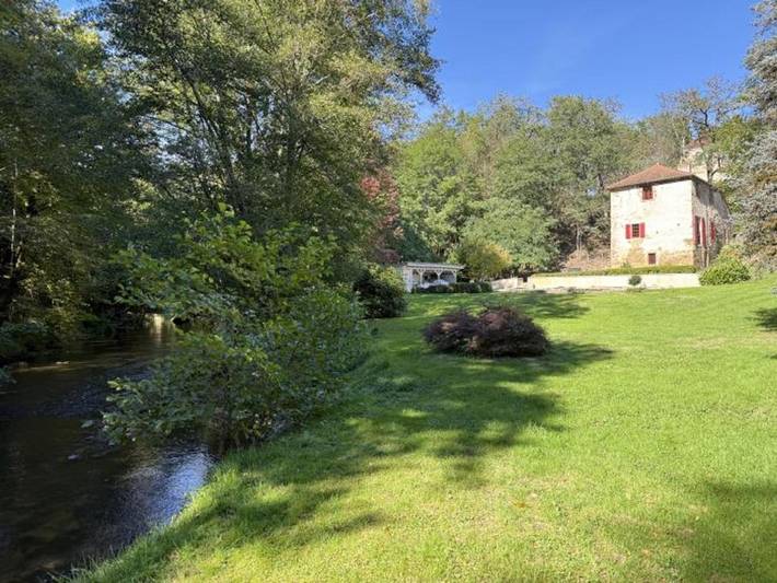 Location de vacances pour 8 personnes, avec piscine ainsi que jardin et terrasse à Saint-Paul-la-Roche