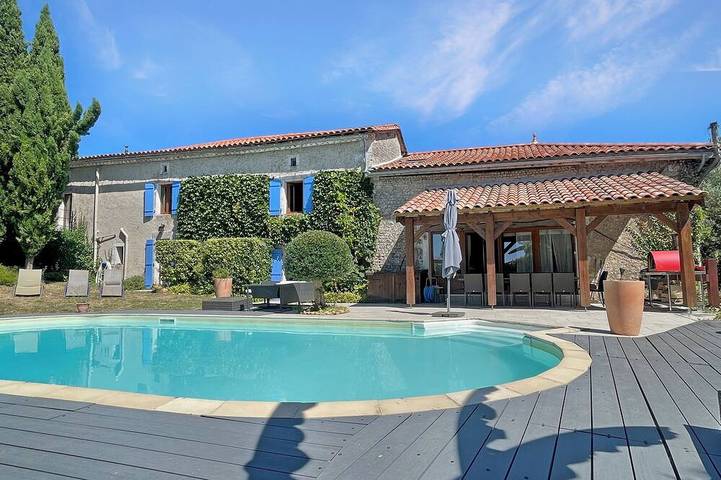 Gîte pour 15 personnes, avec jardin et piscine à Nonac