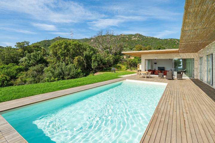 Villa for 4 people, with pool and ocean view as well as garden in Sardinia